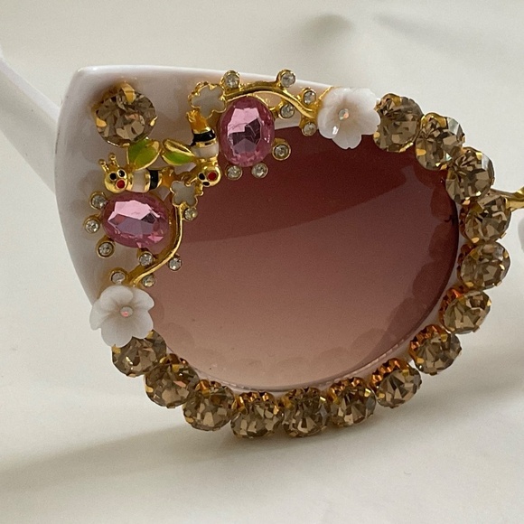 Mincl Zoe Cat Eye Rhinestone Sunglasses White Tinted Festival Beach Boho Retro - Picture 6 of 7